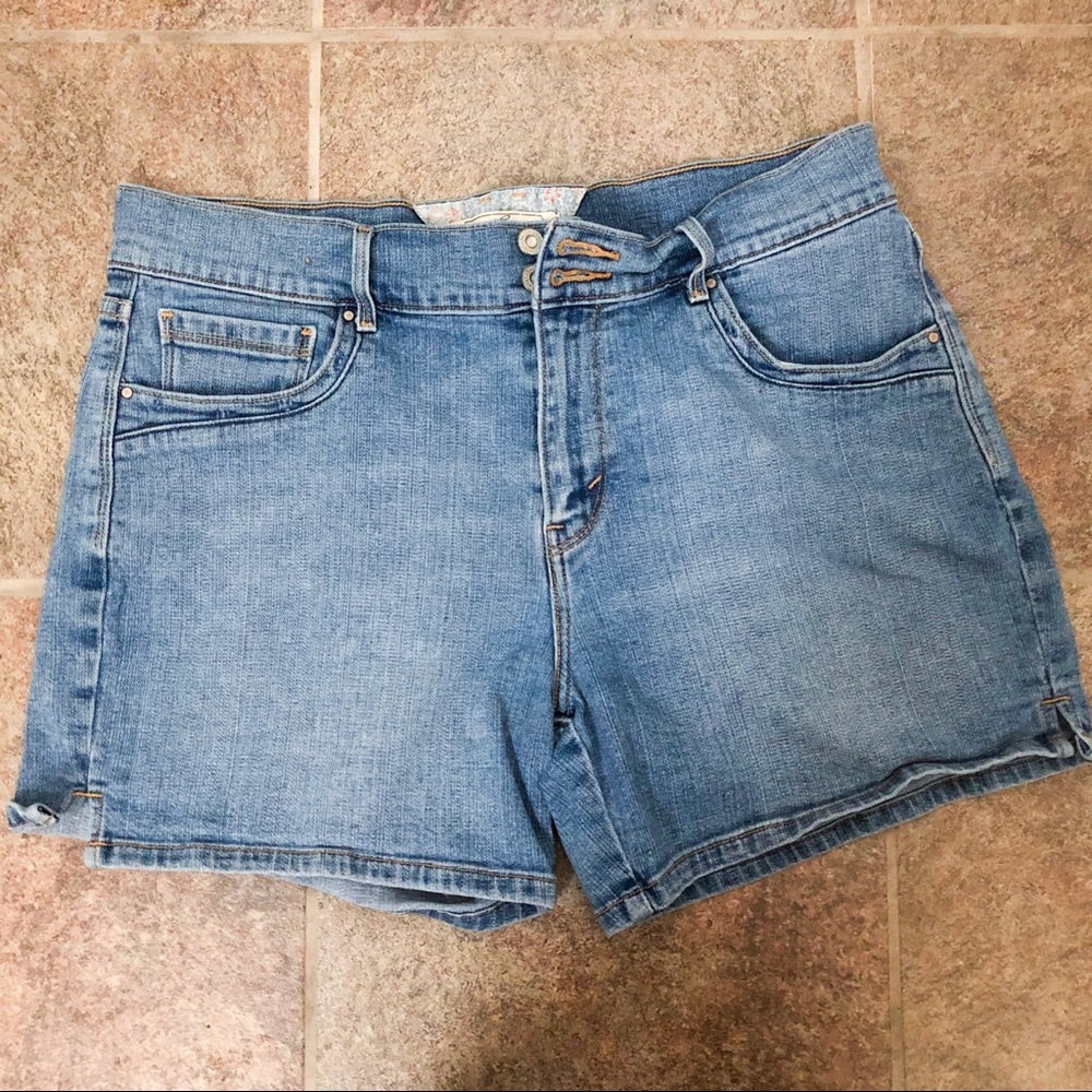 VINTAGE LOOKING LEVI DENIM SHORTS